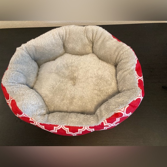 SOLD Small red/white pet bed, fluffy and soft, dog or cat - Picture 3 of 12